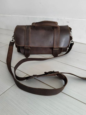 Leather bag in excellent condition with metal clasps