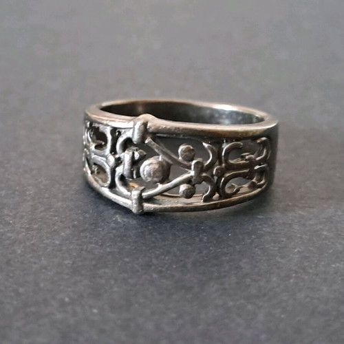 Metal ring like new with intricate decorative pattern