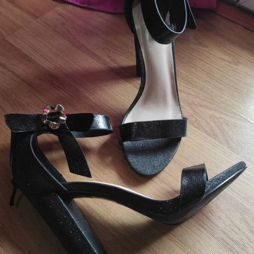 Black high-heeled sandals with discreet rhinestones, like new, size 39