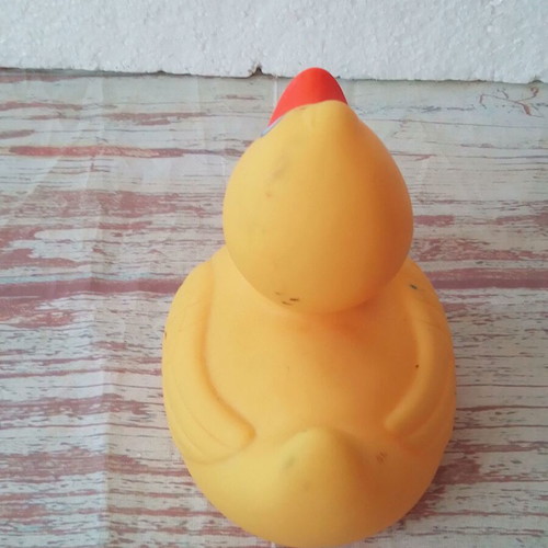 Latex duck squeaky toy used, height 9 cm, floating