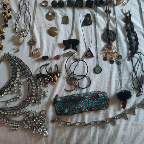 Jewelry used, pack with bracelets, pendants, rings, earrings and silver solitaire