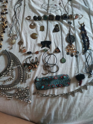 Jewelry used, pack with bracelets, pendants, rings, earrings and silver solitaire