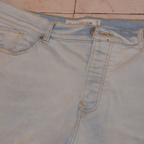 Classic blue jean with rips used, size M