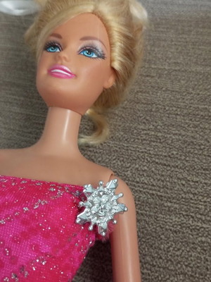 Barbie doll 1998, like new, pink mermaid dress with snowflake pin