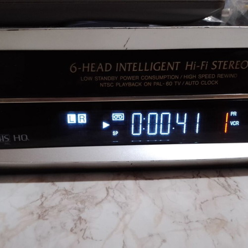 Sharp VC-FH3 VCR like new with original remote and bonus tape
