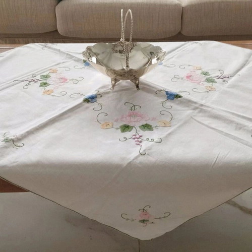 Vintage handmade embroidery set, like new, pack of 2