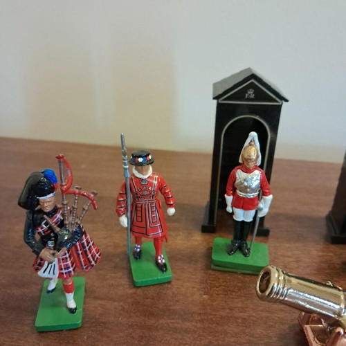 English Royal Guard figures like new, height 5.5 cm