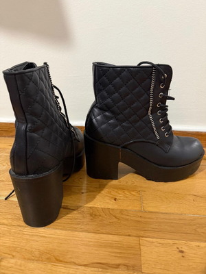 Black boots like new with thick heel size 39