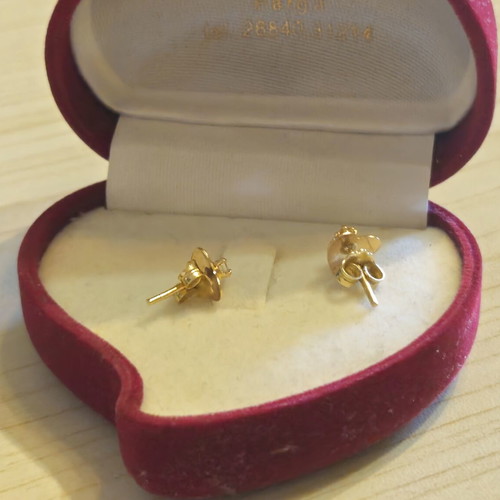 K14 Gold Heart Stud Earrings like new, 1.05g