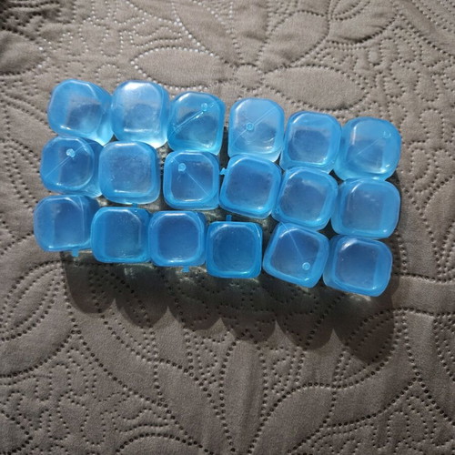 Reusable Ice Cubes Plastic Cube Design Pack of 18 like new