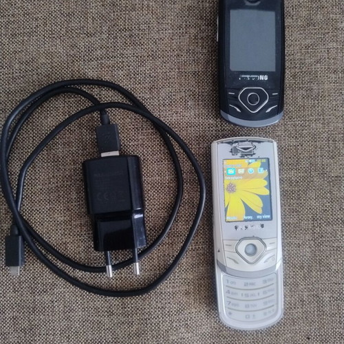 Motorola V66i used with charger and 2 Samsung GT-S3550 phones