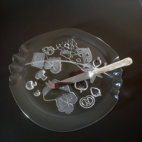 Serving platter with knife, like new, 28 cm, divided in 3 parts