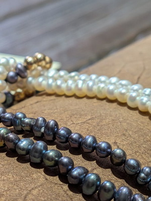 12K Gold Bracelet with Black and White Natural Pearls, 18cm