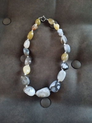 Short necklace with agate stone like new, white and gray