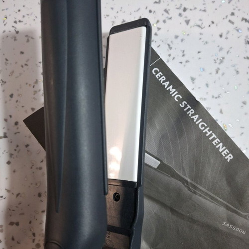 Sassoon VSST2957UK hair straightener like new with British plug