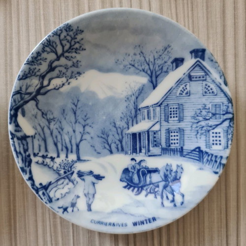 Currier & Ives decorative plates like new, set of 2 with stands