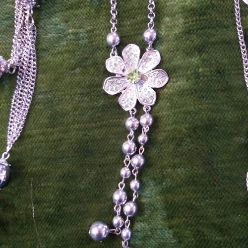 Necklace set like new, 3 pieces green and silver