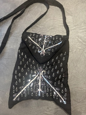 Τσαντάκι σατέν μίνι χιαστί με στρας και πούλιες σε άριστη κατάσταση