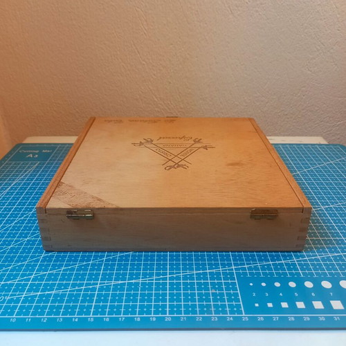 Montecristo Especial Wooden Cigar Box used, for 25 cigars
