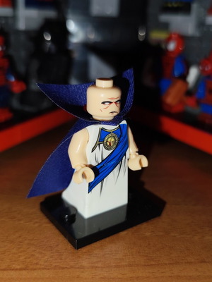 Lego φιγούρα The Watcher με μπλε κάπα και βάση