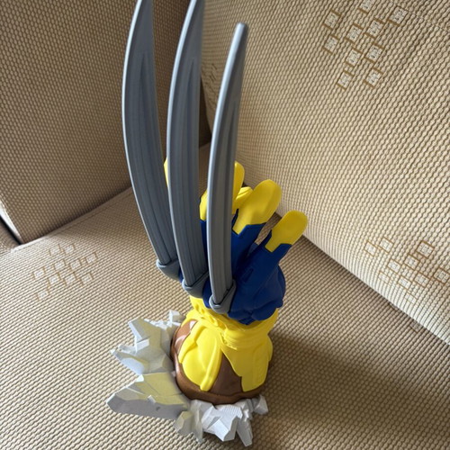 Wolverine controller stand for PlayStation 5
