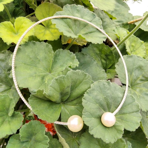 Chic choker with rhinestones and double faux pearls new, silver color