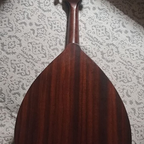 Flat mandolin like new, mahogany with Canadian cedar top, crisp sound