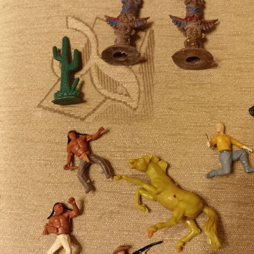 Vintage 70s Cowboys and Indians figures used with damages and missing parts