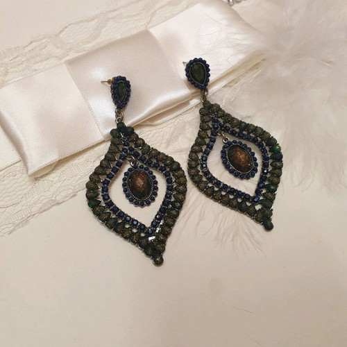 Green earrings like new with stones, large and impressive
