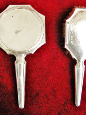 Σετ καθρέφτης και βούρτσα ασημένια μεταχειρισμένα με σφυρίλατη δουλειά