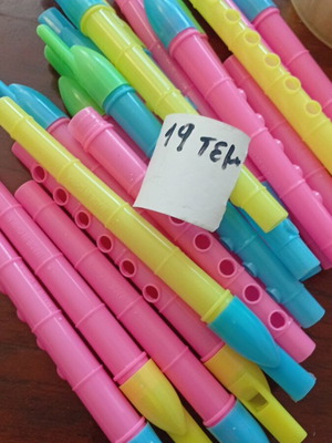 New plastic flutes, ideal gifts for children's parties