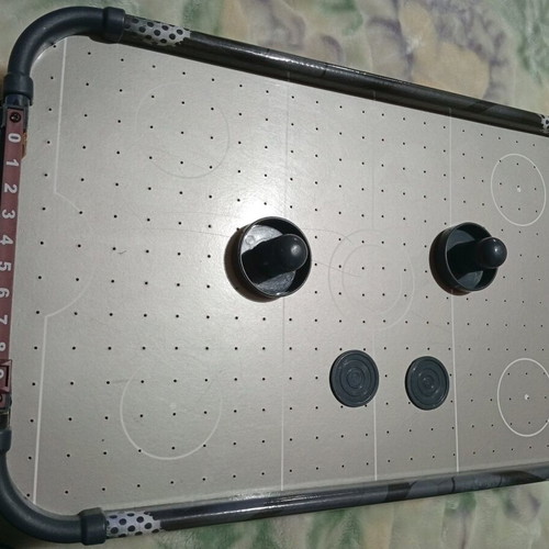 Air hockey slightly used, requires 3 AA batteries