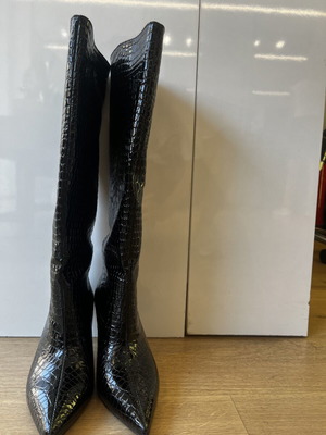 Iris black boots size 37 with kitten heel new