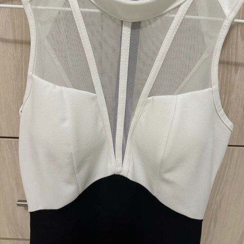 One size dress black and white like new with integrated cups