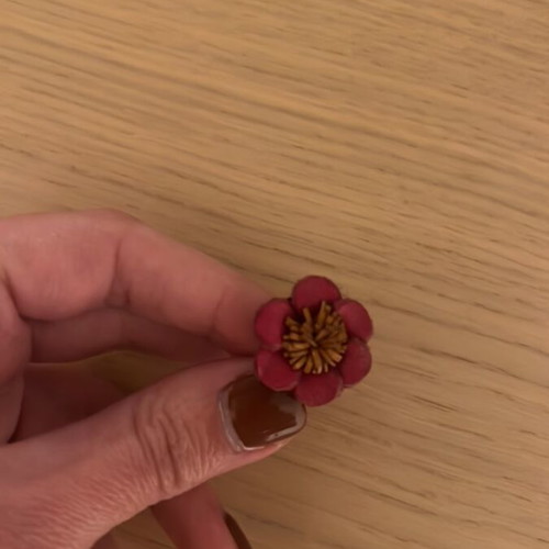 Ring like new with beautiful felt flower