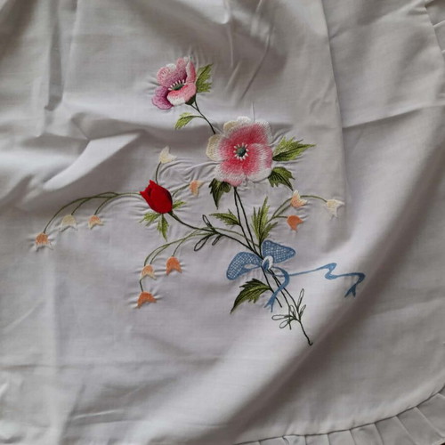 Set of three aprons with flowers and pockets, new, white and pink