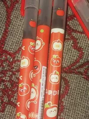 Set of 3 pens with apple designs, red