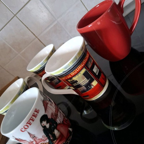 Coffee/tea mugs set of 5 like new with various designs