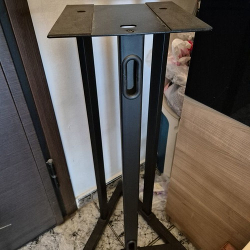 Studio monitor stands like new, set of two with anti-slip surface