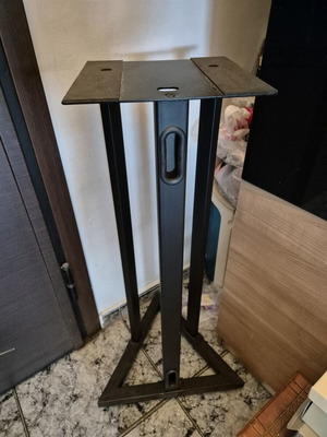 Studio monitor stands like new, set of two with anti-slip surface