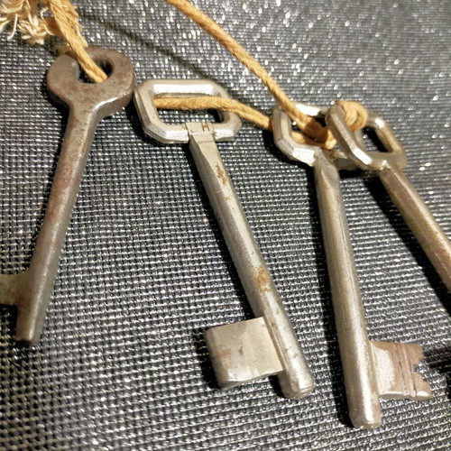 Old key used, set of 4 pieces