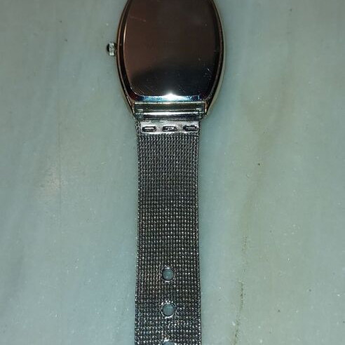 Silver women's wristwatch with Latin numerals, battery-powered