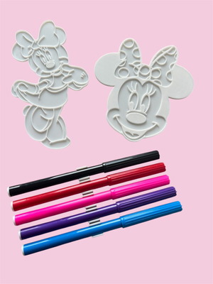 Minnie Mouse DIY colouring plate set with markers and party favors