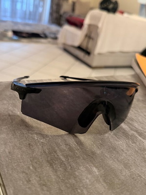 Oakley sunglasses black like new