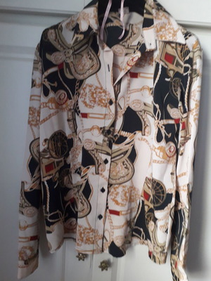 Shirt like new in soft ivory with patterns, sizes S and M