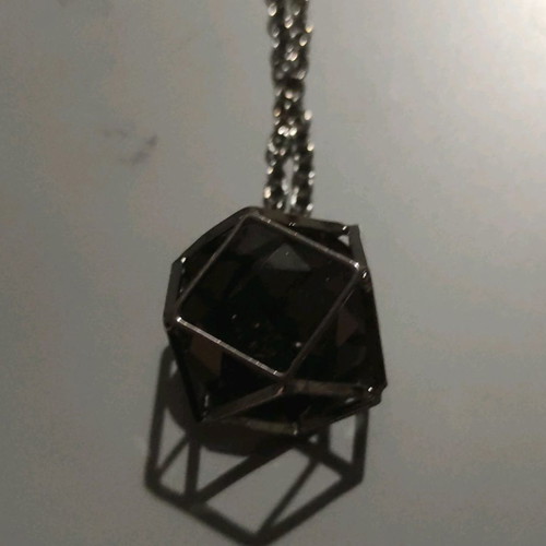 Pendant necklace in black with thin chain new
