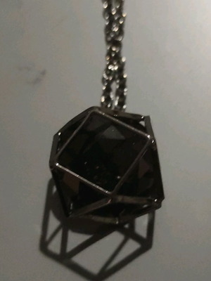 Pendant necklace in black with thin chain new