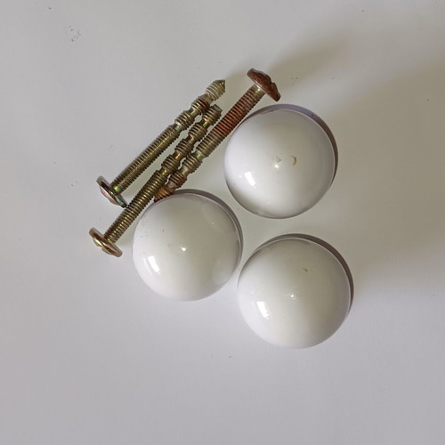 Brass knobs like new, set of 3
