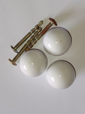 Brass knobs like new, set of 3