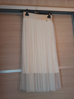 White 22 mid-length tulle skirt with pearls, size M